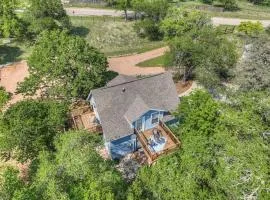 Cactus Flower Treehouse-Pet Friendly-Hill Country Views!
