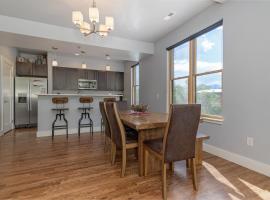 Best location in Salida! 2 River front decks, looks over Arkansas River waterpark!, hotel v destinaci Salida