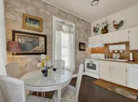 Charming Balcony Suite Overlooking Main Street-Walk to Everything!