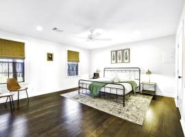 Waylons House-Hot Tub Shared Party Barn with Games, Hotel in Willow City