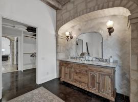 Luxurious Watershaus Ranch - Pool and Hot Tub, Fireplaces, Stunning Views! โรงแรมในMorris Ranch