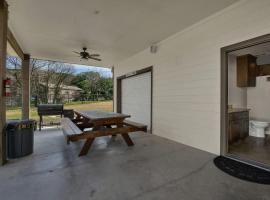Let's Go Tubing! Awesome House-Next to River!, hotel em Third Crossing
