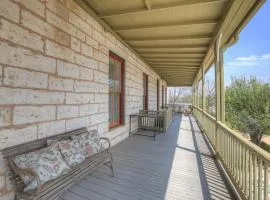 Fountain Suite-Stay Right on Historic Main Street in the Heart of Fredericksburg