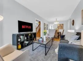 Modern 4BR Richmond Hill Retreat with Workspace