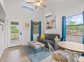 Bluebonnet Waterfront Cottage with Hot Tub โรงแรมในMorris Ranch