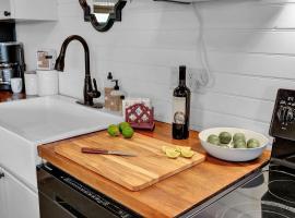 3 Acres of Luxury and Views in Fred Wine Country! โรงแรมในLuckenbach