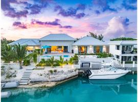Wakesurf Villa Waterfront Retreat with Dock Kayaks and Pool, khách sạn ở Leeward