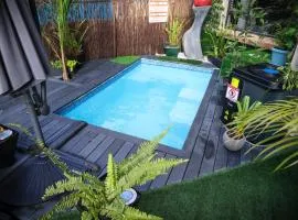 Luxury 2 Bedroom Airport Retreat, Heated Pool, 7 min from OR Tambo