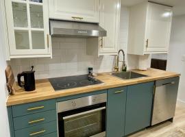 Charming Full Basement Unit, hotel sa Hamilton