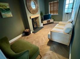 Cheshire Countryside Escape with Garden & Sunrise View, khách sạn ở Malpas