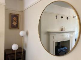 Town House with Free Parking – hotel w mieście Ennis