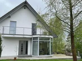 Modernes Haus am See mit Panoramablick & Terrasse