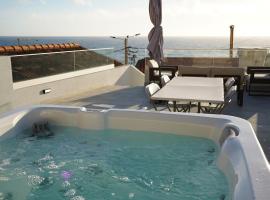 Pauloldtown - Local experience w rooftop n jacuzzi, Hotel in Paul do Mar