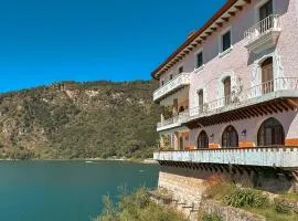 Tzanjuyú Historic - Lakefront Hotel
