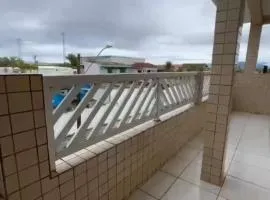 Residencial ORIEL - TV Gigante com Sofá Cinema, 2 quartos, Sala de jantar, Centro de Itanhaém Próx McDonalds