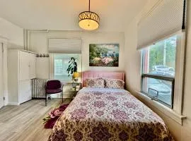 2nd Floor House with 2 Queen Bedrooms and Extra Sofa Bed Located 10 minutes from SeaTac Airport and 20 minutes from Downtown Seattle