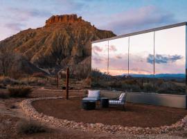 Reflections - Luxe Mirror Home Near Capitol Reef, hotel a Torrey