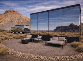 Upscale Desert Stay Near Capitol Reef, hotel a Torrey