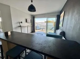 Appartement PMR 2 Chambres, Face Plage, Piscine, Balcon, Pour 6 Personnes, Animaux Admis - FR-1-194-222