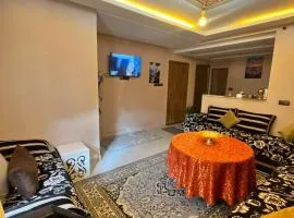 Seaview Anza Apartment 2BR Steps to Beach Free Parking