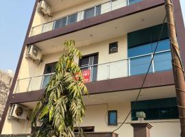 PLAY HOTEL BLU MOON couple friendly – hotel w mieście Greater Noida