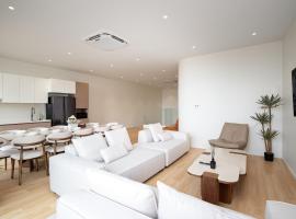 5BR Penthouse in Sukhumvit 650m to BTS Ekamai, khách sạn ở Khlong Toei