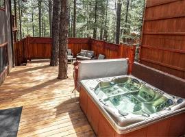 Eternal Treehouse Hot Tub Outdoor Paradise Entertainment Scenic Pine Views, hotel a Mountainaire
