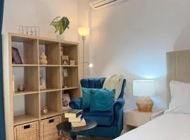 Old Town Vinyl Retreat near the Cathedral with retro vibes