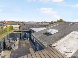 Inviting Cottage By The Beach With A Lake View