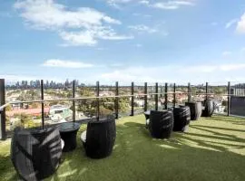 Stylish Condo Apartment with Stunning Rooftop Views & Pool, Gym and Hot Tubs by Peppy Beach Retreats