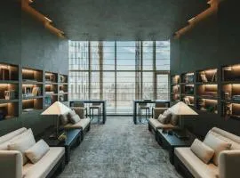 Modern 41F Apartment with Makati Skyline View Pool and High Speed WiFi in Poblacion