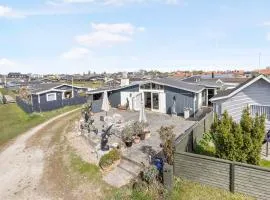 Inviting Cottage By The Beach With A Lake View