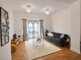 Spacious London 2BR Flat Near O2 Arena, Greenwich & Canary Wharf Sleeps 6 - free parking