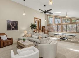 2 Living Rooms Fires Quick Drive Downtown – hotel w mieście Flagstaff