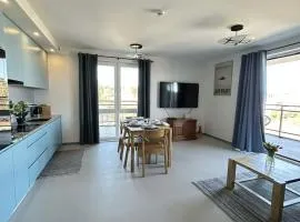 Apartament premium Piamola - balkon 33m2 z widokiem na Zalew Wiślany, ładowarka EV, box na rowery, basen