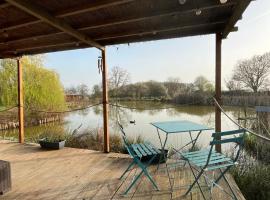 Domaine avec piscine pour 27-36 personnes, Hotel in Saint-Privé