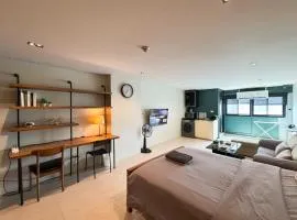 Central 1BR 50sqm Walk to BTS & Night Market