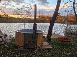Cosy Waterfront Cabin with Hot Tub โรงแรมในJahodná
