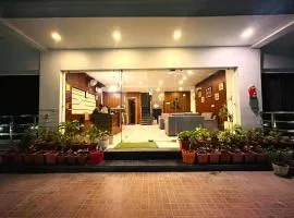 Hotel JS Retreat A - Luxury Rooms & Open Terrace Near Mussoorie International School