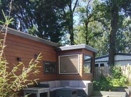 VELUWE Wooden Chalet With Private Garden - Quiet and Cosy Stay، فندق في بوتين