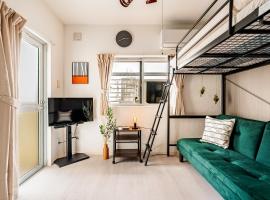 5 min walk to Kokusai St Artsy room with 2 beds, hotel v destinaci Naha