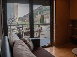 Apartamento con balcón y vistas a la montaña