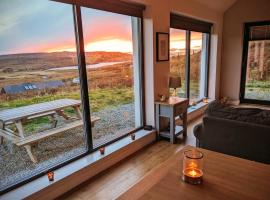 The Byre, Glasphein-Panoramic sea and glen views, hotel a Glendale