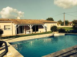 Maison avec piscine – hotel w mieście Villetoureix