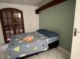 Quarto em casa próx a rua das pedras