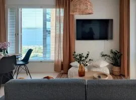 Stunning lake side apt - sauna and parking
