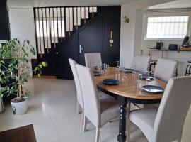 GITE LA NOTARIALE, hotel en Combles