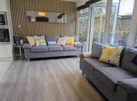 Cabin 246 Riverside, Glan Gwna, khách sạn ở Caeathro