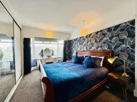 4 Bedroom House - Hot Tub - BBQ - Beach - Garden - Cinema - Parking