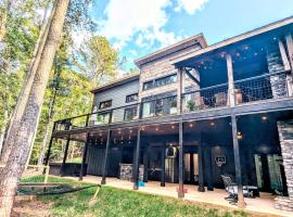 Creekside Cabin, 2 Masters, Bunkbed, Kid & Pet Friendly, Hottub, Zipline, Games, & Multiple Fireplaces, hotel a Ellijay